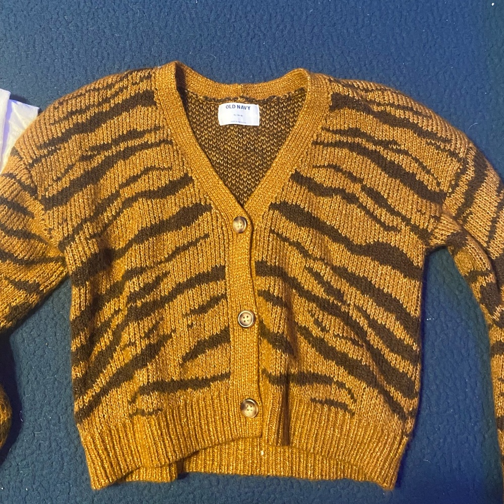 very cute crop top from old navy